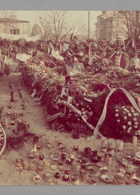 Grób bł. ks. Jerzego Popiełuszki przy kościele p.w. św. Stanisława Koski pokryty kwiatami, wiązankami i wieńcami oraz stojącymi przed nim zniczami