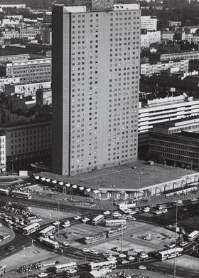 Widok z Pałacu Kultury i Nauki na hotel Forum i okolice