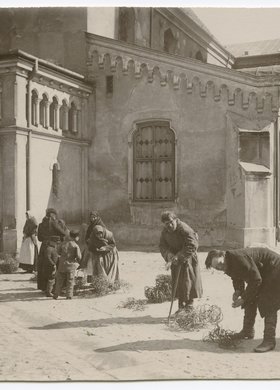 Sprzedaż cierni w Wielką Sobotę przed kościołem Nawiedzenia Najświętszej Marii Panny na Nowym Mieście