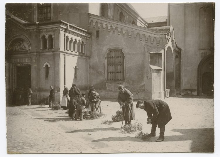 Sprzedaż cierni w Wielką Sobotę przed kościołem Nawiedzenia Najświętszej Marii Panny na Nowym Mieście