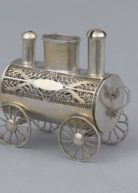 Balsaminka w kształcie miniaturki lokomotywy