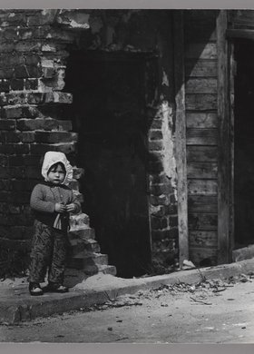 Dziecko na podwórzu przy ulicy Środkowej 18