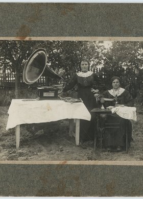 Portret dwóch młodych kobiet w ogrodzie na Woli