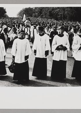 Pogrzeb Grzegorza Przemyka - księża idący przed ludźmi niosącymi trumnę z ciałem zmarłego