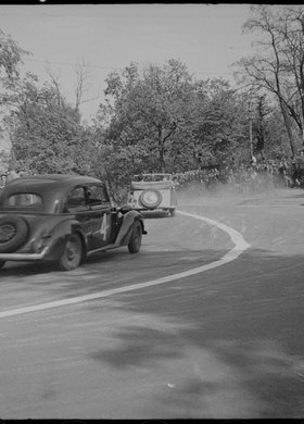 Uliczny wyścig samochodowy w Alejach Ujazdowskich