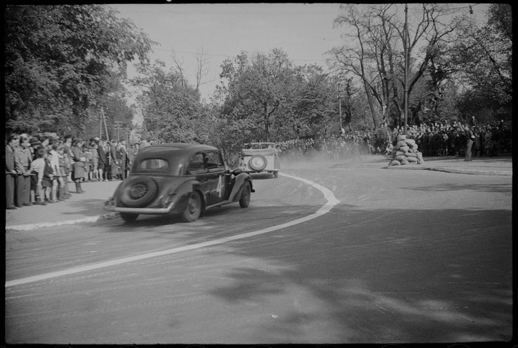 Uliczny wyścig samochodowy w Alejach Ujazdowskich