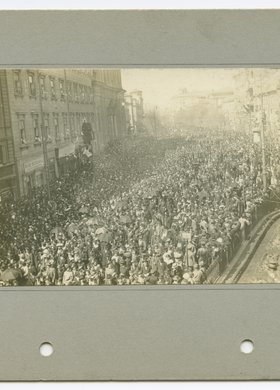 Pochód narodowy w 125. rocznicę uchwalenia Konstytucji 3 Maja na Krakowskim Przedmieściu