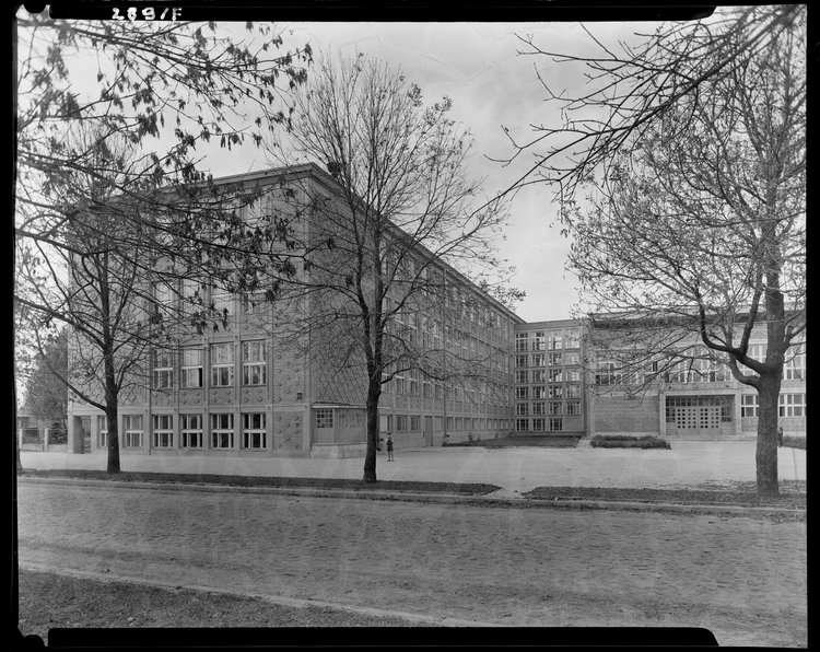 Szkoła na rogu ulic Zwycięzców i Katowickiej