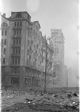 Zniszczenia zabudowy przy placu Napoleona