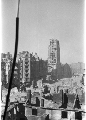 Panorama zniszczeń Śródmieścia w rejonie wylotu ulicy Szpitalnej na plac Napoleona