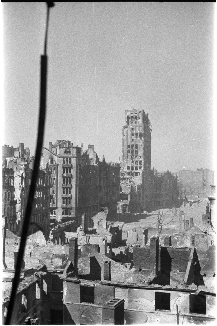 Panorama zniszczeń Śródmieścia w rejonie wylotu ulicy Szpitalnej na plac Napoleona