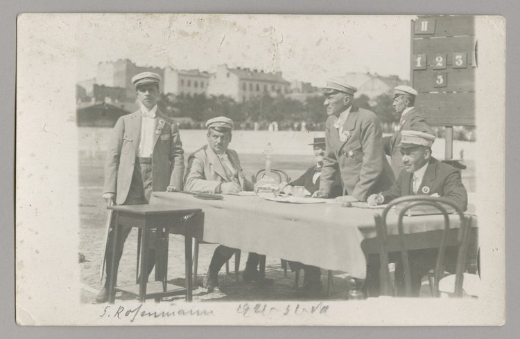 Kolegium sędziowskie podczas zawodów kolarskich na Dynasach