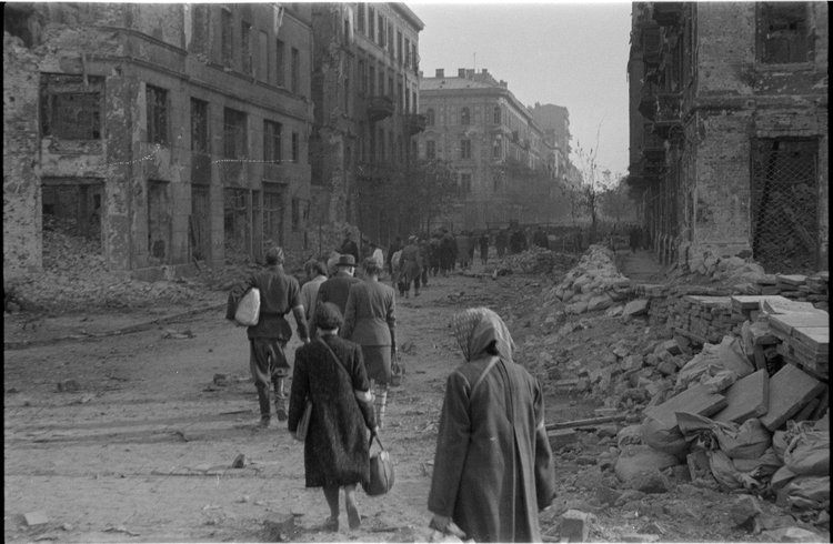 Ludność cywilna opuszczająca miasto po kapitulacji powstania