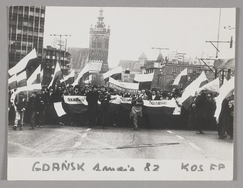 Marsz członków NSZZ 'Solidarność' ulicami Gdańska w dniu 1 maja 1982 r., trzymający flagi biało - czerwone i transparenty