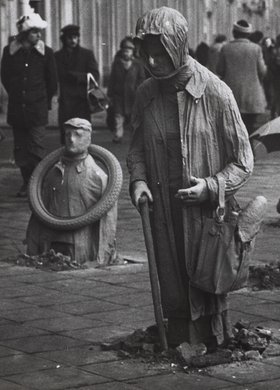 Fragment instalacji "Przejście" Jerzego Kaliny u zbiegu ulic Mazowieckiej i Świętokrzyskiej