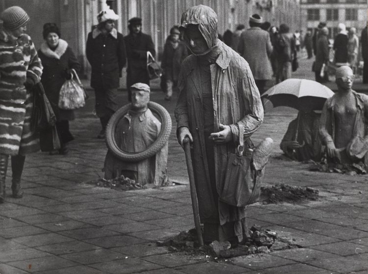 Fragment instalacji "Przejście" Jerzego Kaliny u zbiegu ulic Mazowieckiej i Świętokrzyskiej