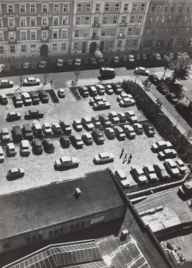 Widok z góry na rozległy parking przy ulicy Żurawiej