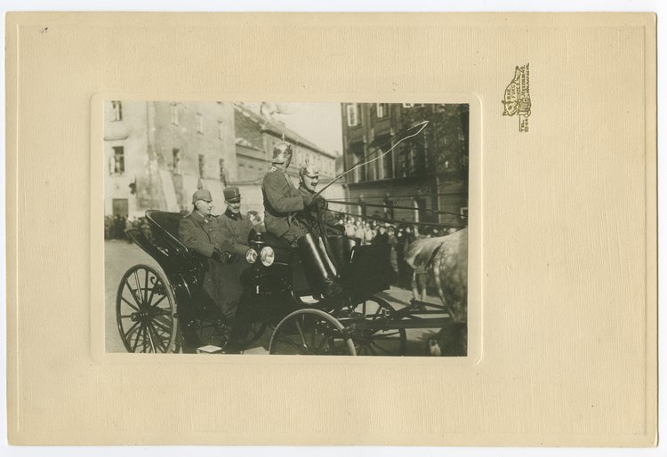 Generał gubernator warszawski Hans von Beseler i generał gubernator lubelski Stanisław Szeptycki w drodze na uroczystą intronizację Rady Regencyjnej na Zamku Królewskim