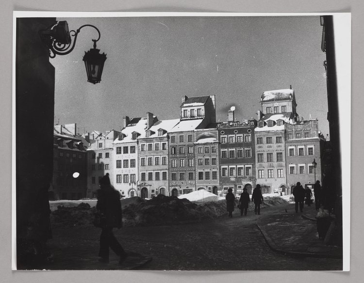 Rynek Starego Miasta zimą, widok na kamienice strony Dekerta