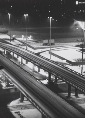 Widok na ulicę Marchlewskiego (obecnie: Jana Pawła II) nocą