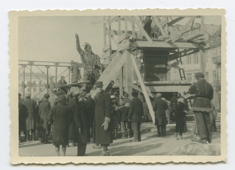 Demontaż pomnika Jana Kilińskiego na placu Krasińskich