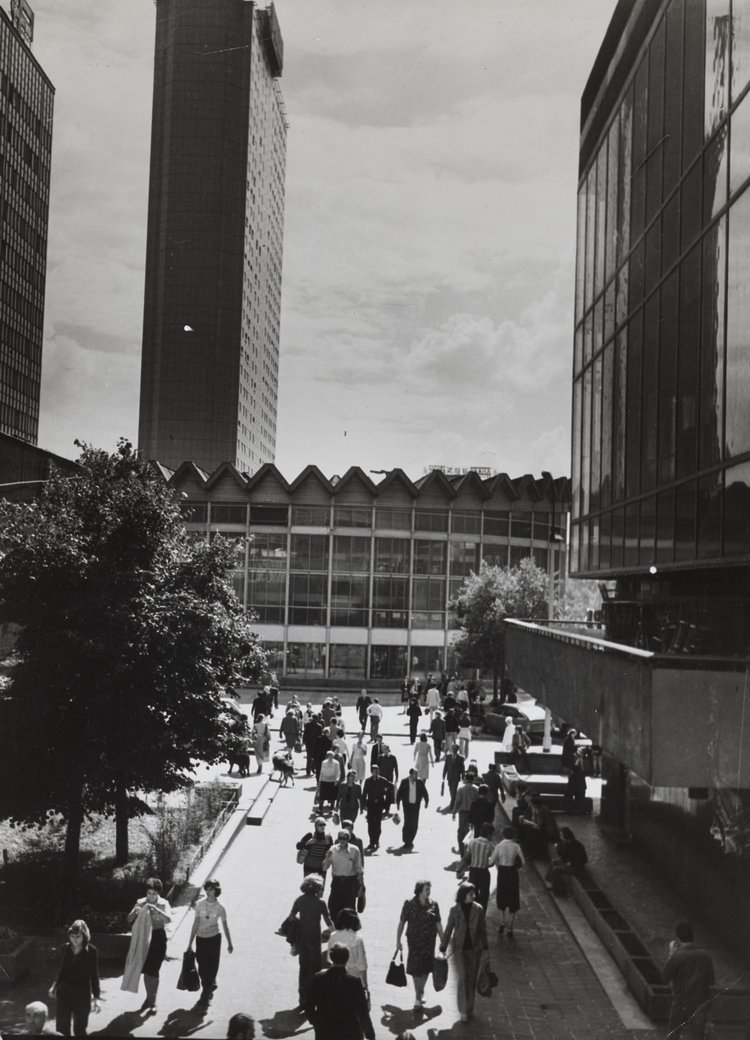 Pasaż Śródmiejski z widokiem na rotundę PKO i hotel Forum