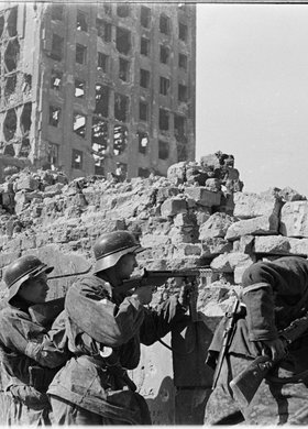 Powstańcy na stanowisku strzeleckim w ruinach Poczty Głównej