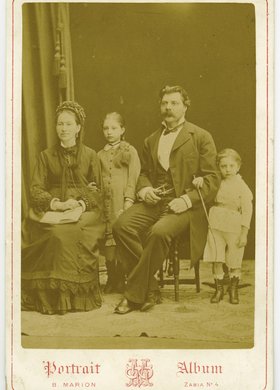 Portret rodziców z dwójką dzieci