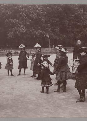 Dzieci w Ogrodzie Saskim