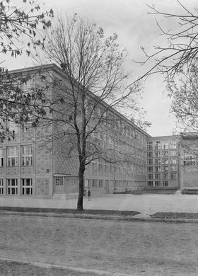 Szkoła na rogu ulic Zwycięzców i Katowickiej