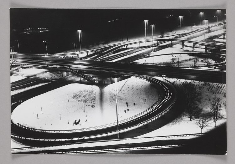 Fragment Trasy Łazienkowskiej nocą