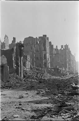 Ruiny zabudowy przy ulicy Jasnej