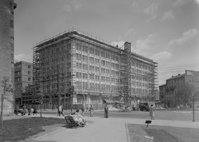 Metalexport - biurowiec u zbiegu ulic Mokotowskiej i Kruczej