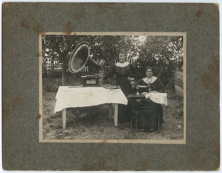 Portret dwóch młodych kobiet w ogrodzie na Woli