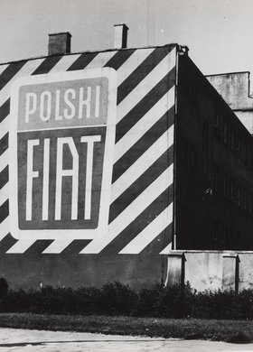 Reklama Polskiego Fiata na ścianie kamienicy przy ulicy Grzybowskiej 88