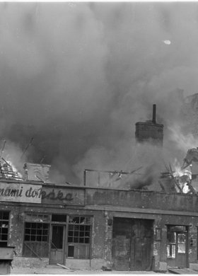Płonące biuro werbunkowe Arbeitsamtu przy ulicy Nowy Świat 68