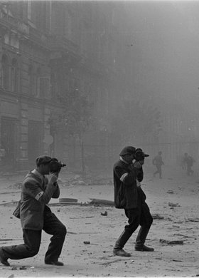 Operatorzy filmowi podczas dokumentowania pożarów na ulicy Jasnej