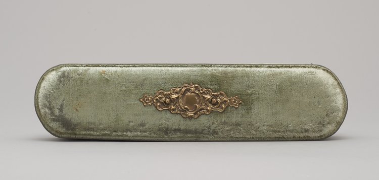 Pudełko na rękawiczki damskie z ozdobnym okuciem na wieczku