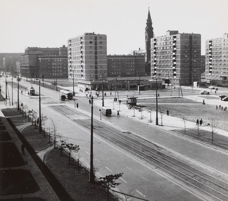 Widok ulicy Juliana Marchlewskiego (obecnie: aleja Jana Pawła II)