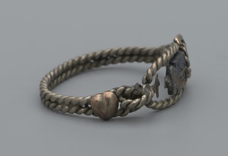 Pierścionek z symbolami patriotycznymi