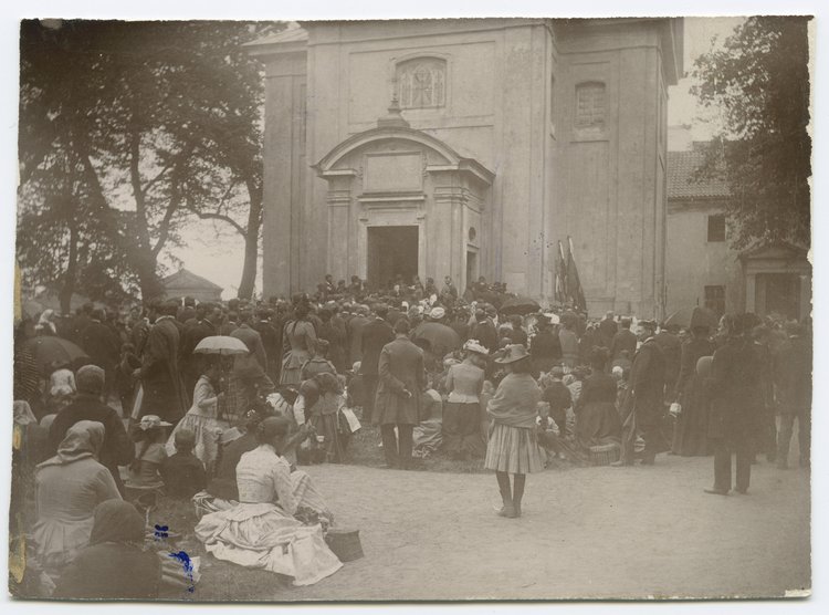 Wierni zebrani przed kościołem św. Antoniego z Padwy na Czerniakowie