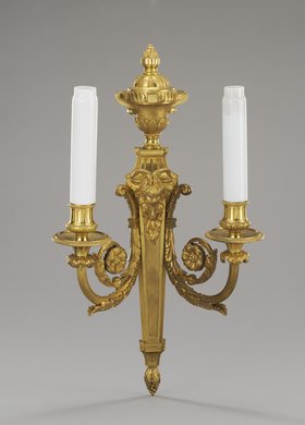 Świecznik przyścienny dwuramienny z motywem głowy kozła