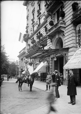 Żołnierze niemieccy i Straż Obywatelska przed hotelem Bristol