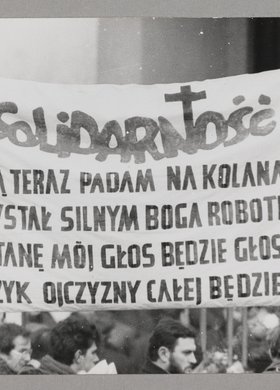 Pogrzeb bł. ks. Jerzego Popiełuszki - jeden z transparentów trzymanych przez ludzi uczestniczących w nabożeństwie