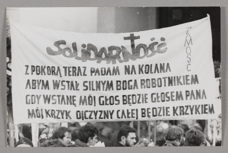 Pogrzeb bł. ks. Jerzego Popiełuszki - jeden z transparentów trzymanych przez ludzi uczestniczących w nabożeństwie