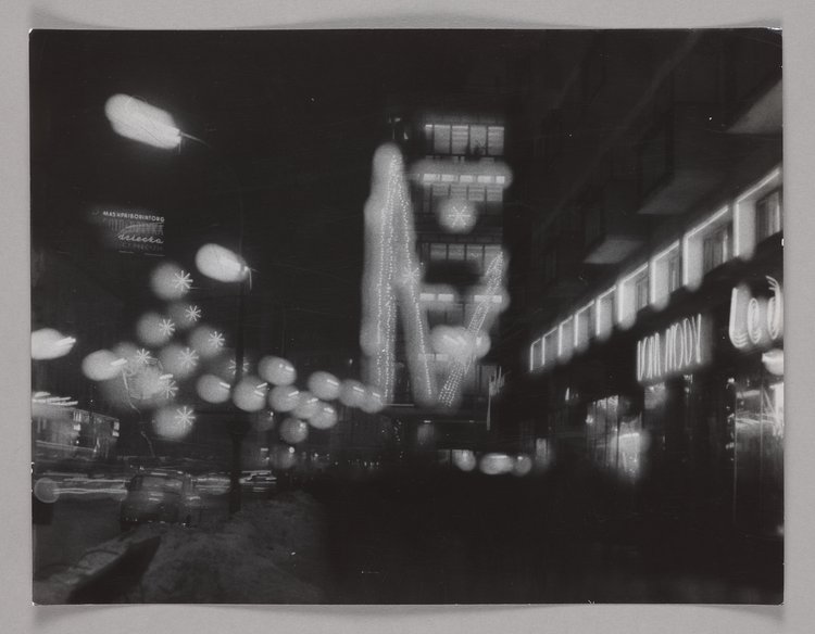 Widok zbiegu ulicy Kruczej i Alej Jerozolimskich nocą