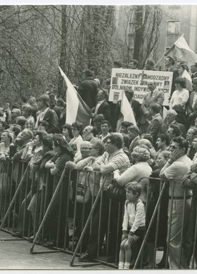 Rejestracja  NSZZ 'Solidarność' Rolników Indywidualnych, tłum oczekujący na decyzję Sądu Najwyższego