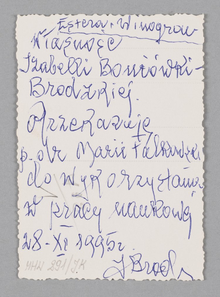 Fotografia przedstawiająca Esterę Winogron z lwem