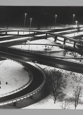 Fragment Trasy Łazienkowskiej nocą