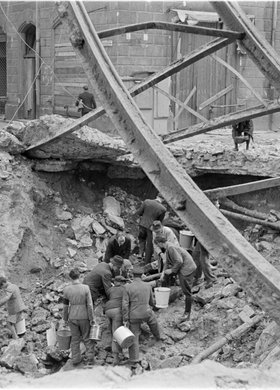 Czerpanie wody z uszkodzonego wodociągu na skrzyżowaniu ulic Złotej i Zielnej